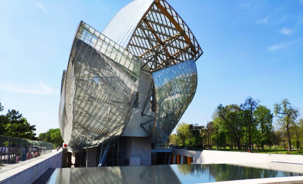 Widok z zewnętrz na Fondation Vuitton, Paryż